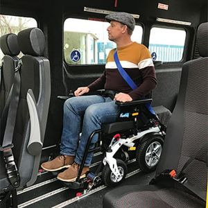 Električni invalidski voziček primeren za transport oseb v vozilu